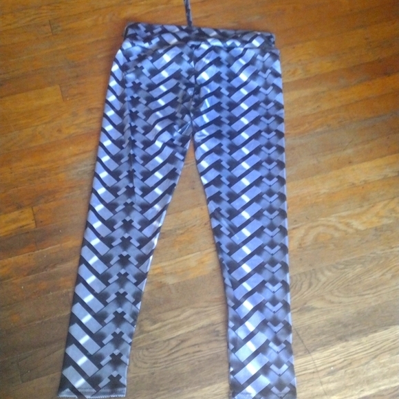 Elastic Band Printed Yoga High Waisted Leggings. One Color Multiple Sizes - Picture 5 of 6